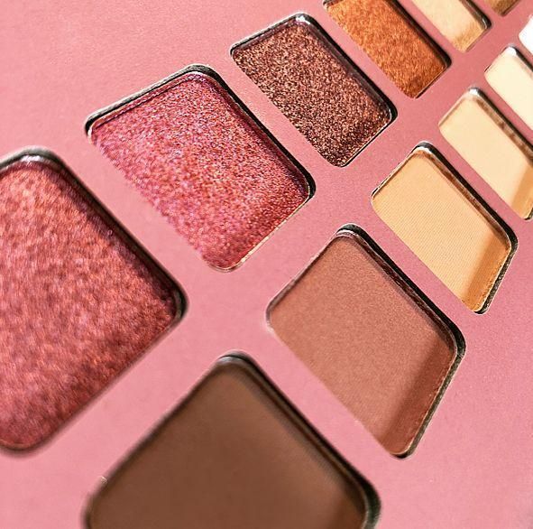 Палетка тіней Illamasqua Unveiled Artistry Eye Shadow Palette 12 х 1 г 1924830000 фото
